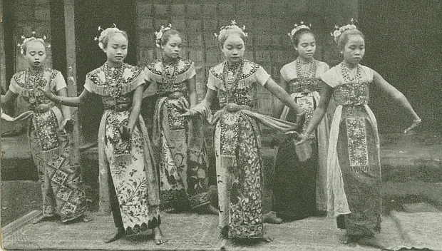 Najoeban-Tänzerinnen, Java, um 1900, Fotograf:in unbekannt